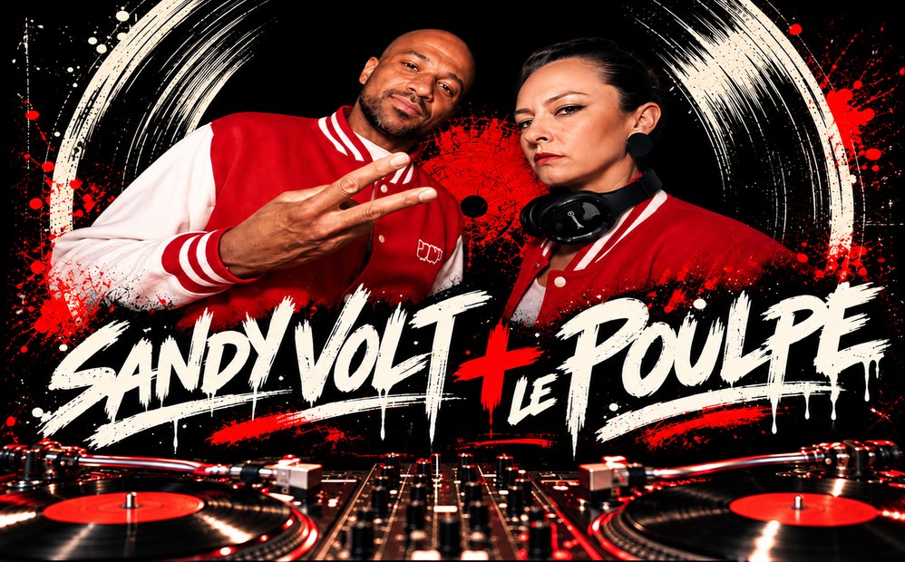 Sandy Volt + Le Poulpe, duo de DJ en blousons rouges devant deux platines vinyles