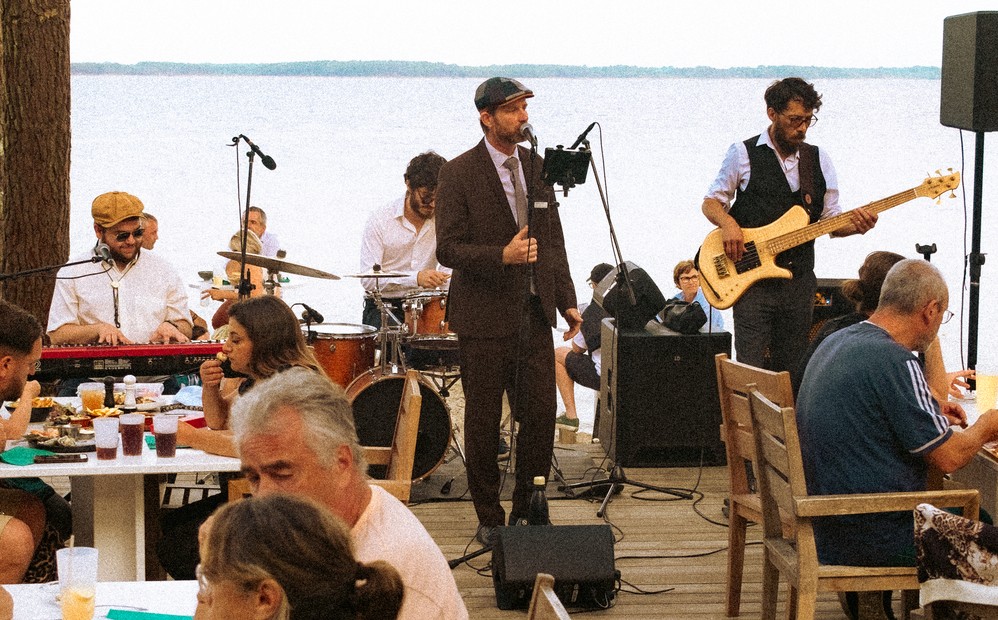 Yesterdays, quartet en concert au bord d'un lac : chant, batterie, clavier, basse