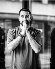 Melfiano, les mains jointes, en noir et blanc