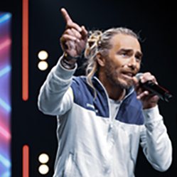 Nadixion en concert, le bras levé