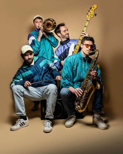 Saxbones posant en studio sur fond beige avec trombone, basse et saxophone