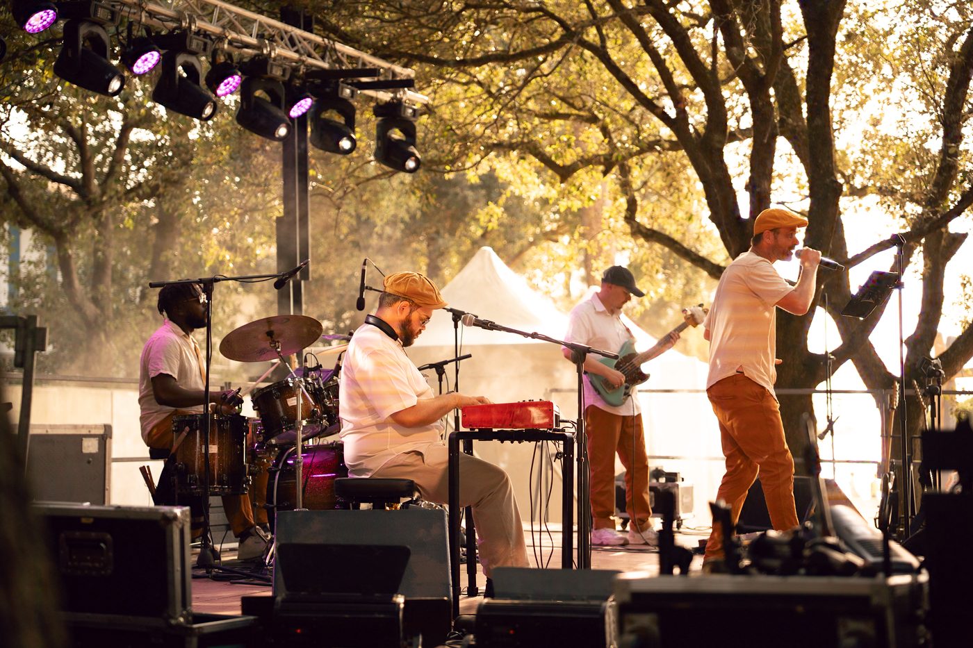 Yesterdays en concert sur une scène de festival sous les arbres : batterie, clavier, basse et chant